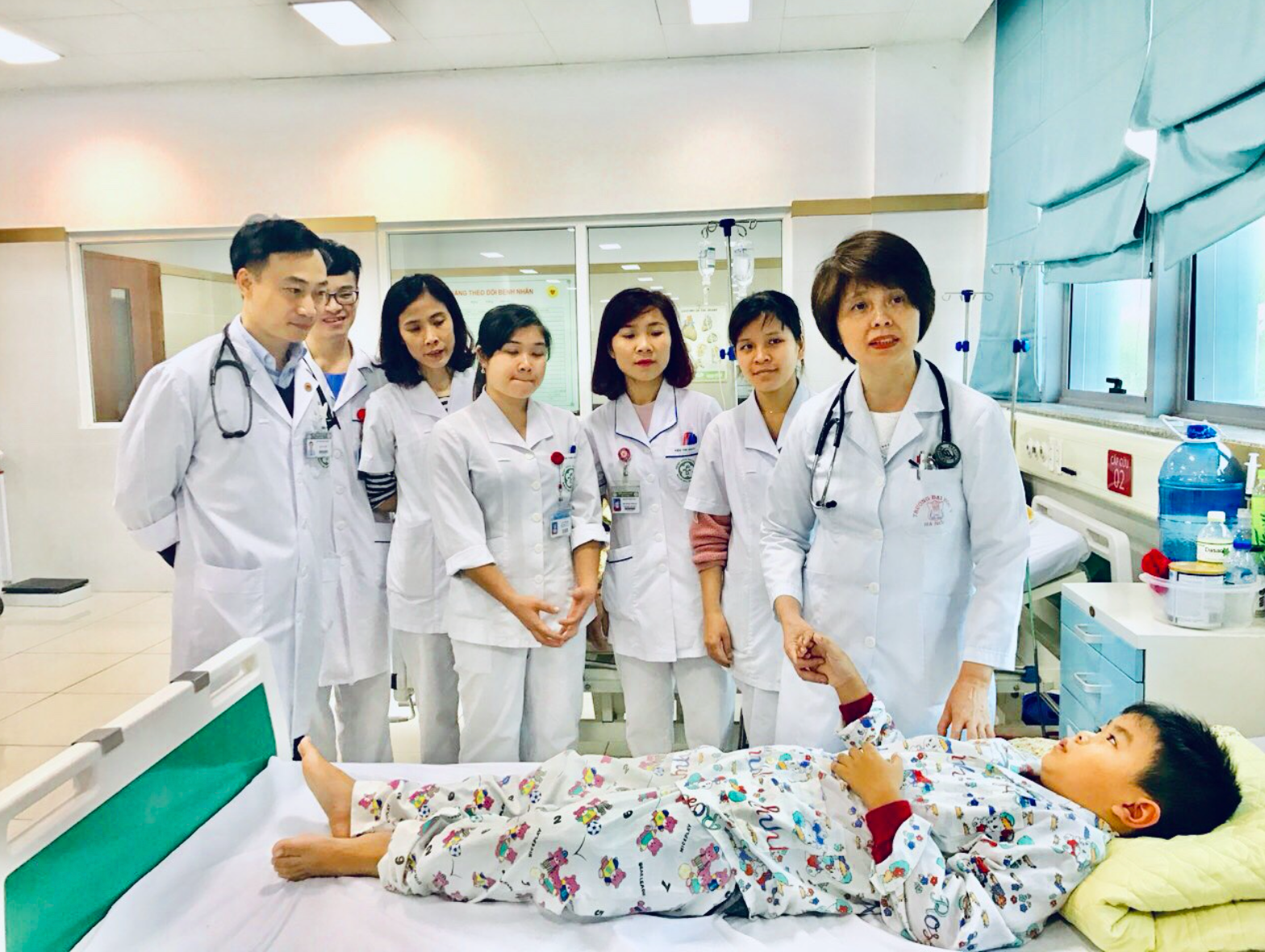 Hướng dẫn sinh viên Y4 khám em bé tại C5 Viện Tim Mạch Bệnh viện Bạch Mai Hướng dẫn sinh viên Y4 khám em bé tại C5 Viện Tim Mạch Bệnh viện Bạch Mai