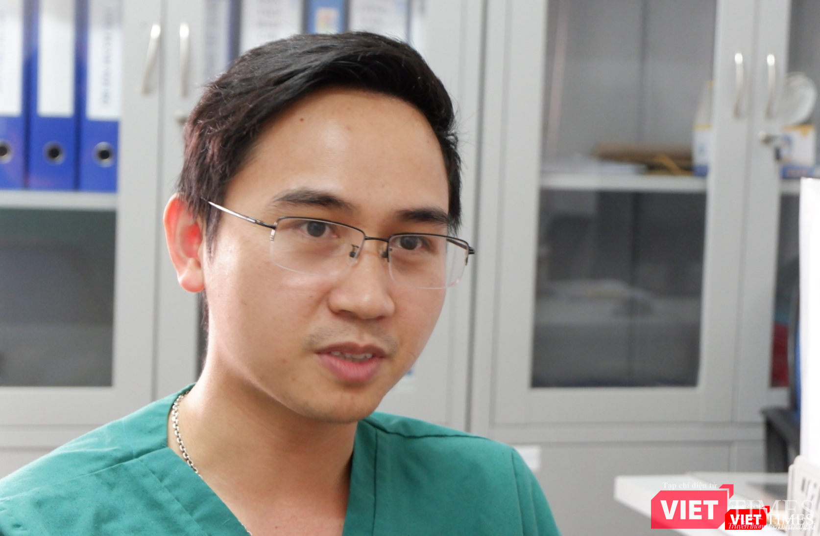 Mặc dù gặp nhiều áp lực, căng thẳng nhưng nhờ sự quan tâm, giúp đỡ của đồng nghiệp, BS. Phúc đã lấy lại tinh thần, bình tĩnh đứng lên để tiếp tục chiến đấu với đại dịch (Ảnh - Minh Thuý)