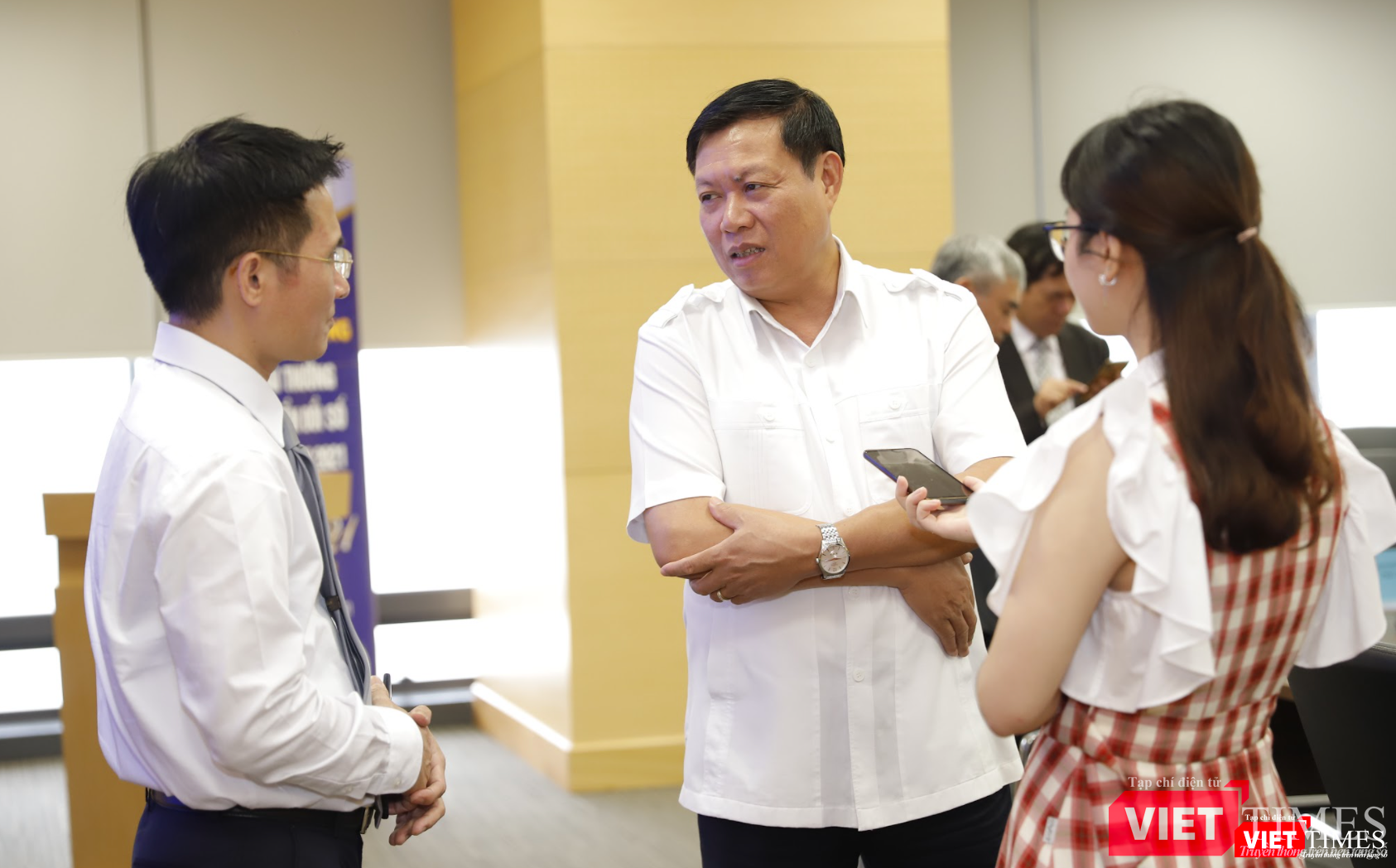 Thứ trưởng Bộ Y tế Đỗ Xuân Tuyên trao đổi với lãnh đạo và PV VietTimes về chuyển đổi số trong ngành Y tế