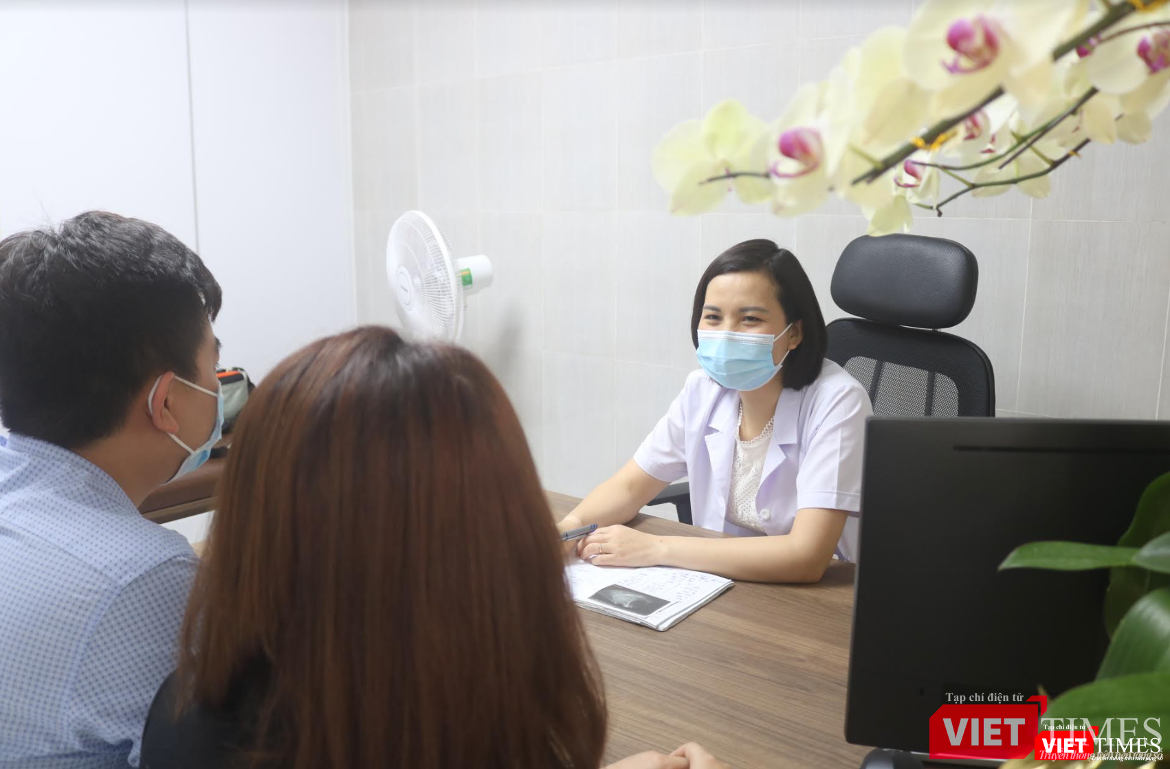 BS. Sim tư vấn cho một cặp vợ chồng (Ảnh - Minh Thuý)