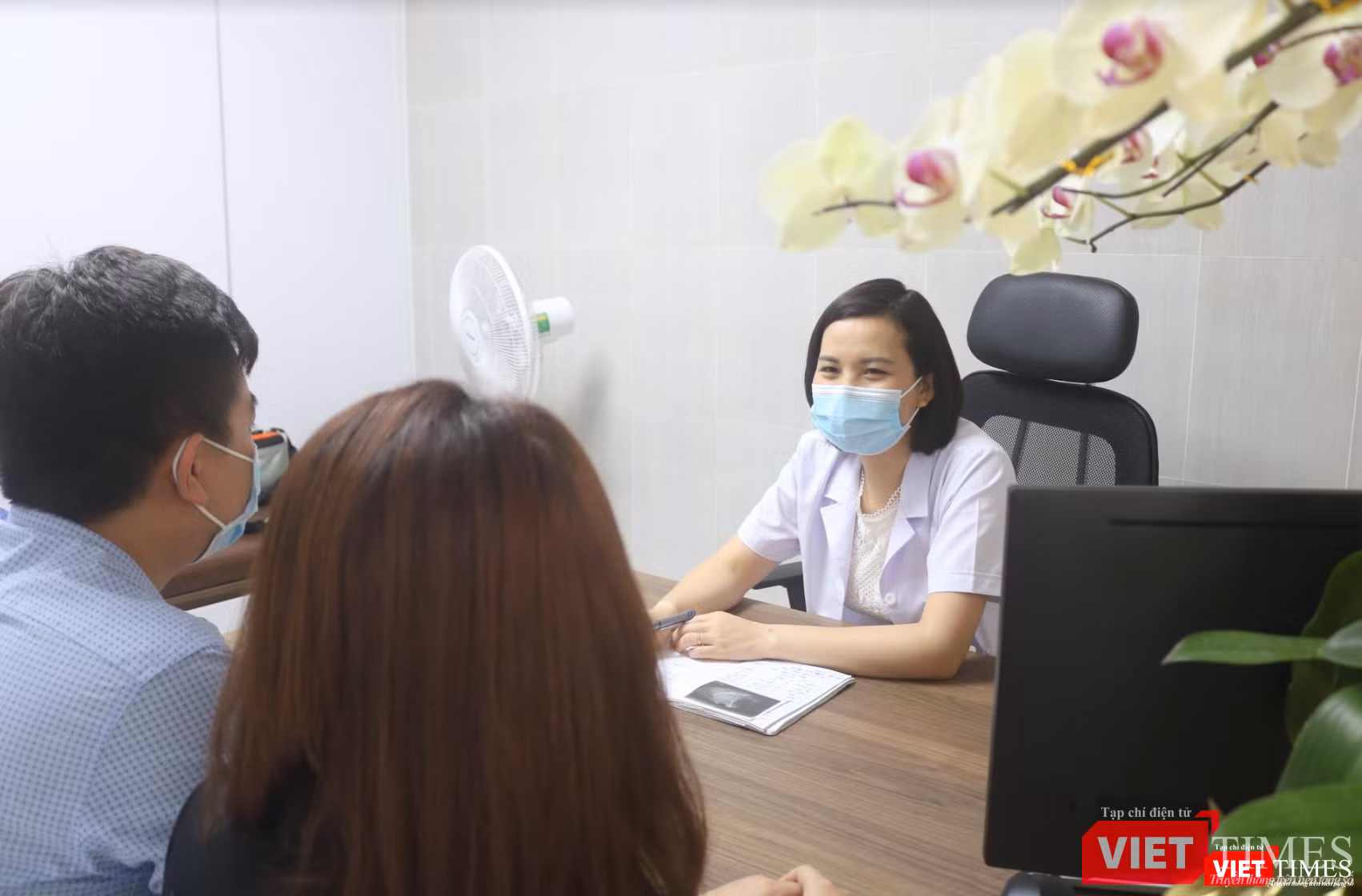 BS. Sim tư vấn cho một cặp vợ chồng (Ảnh - Minh Thuý)