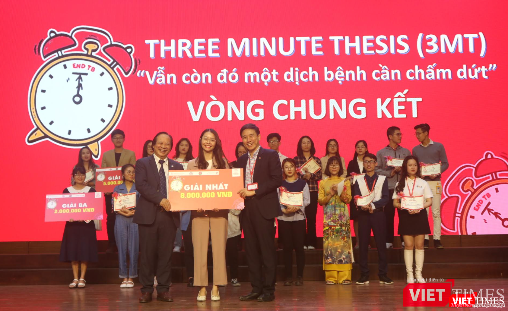 Chị Nguyễn Thị Ngọc Nga đạt giải Nhất cuộc thi “3MT - Vẫn còn đó một dịch bệnh cần chấm dứt” (Ảnh - Minh Thuý)