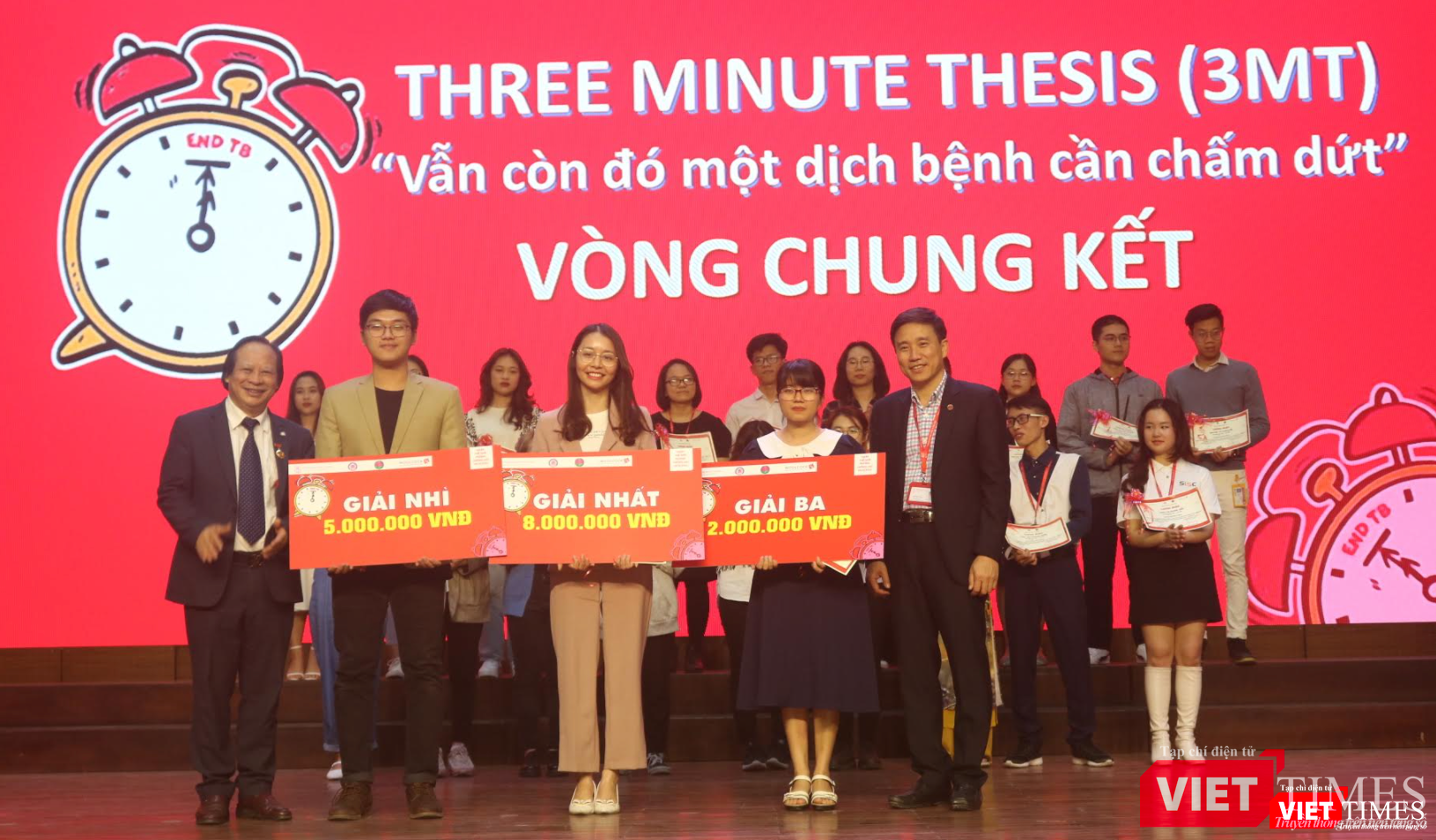 Cùng với chị Nga, chị Nguyễn Thị Thu Hà với bài thuyết trình "Chuột và bệnh lao" đạt giải 3 và anh Nguyễn Duy đạt giải Nhì với bài thuyết trình "Hiểu về lao: Cùng chung tay chấm dứt dịch bệnh" (Ảnh - Minh Thuý)