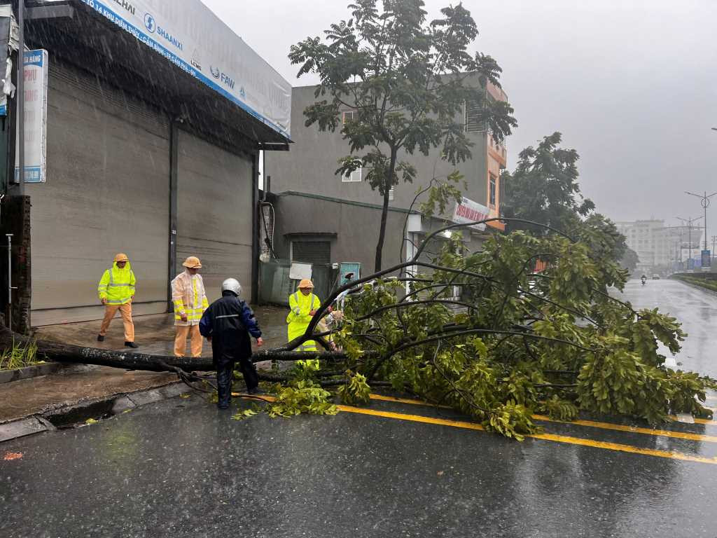 trên địa bàn thành phố có gió mạnh cấp 9 cấp 10, giật cấp 11-12 kèm theo mưa lớn2.jpg