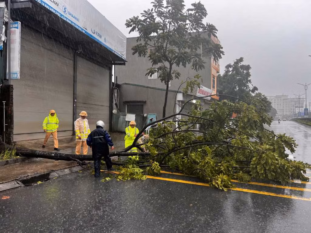 trên địa bàn thành phố có gió mạnh cấp 9 cấp 10, giật cấp 11-12 kèm theo mưa lớn2.jpg
