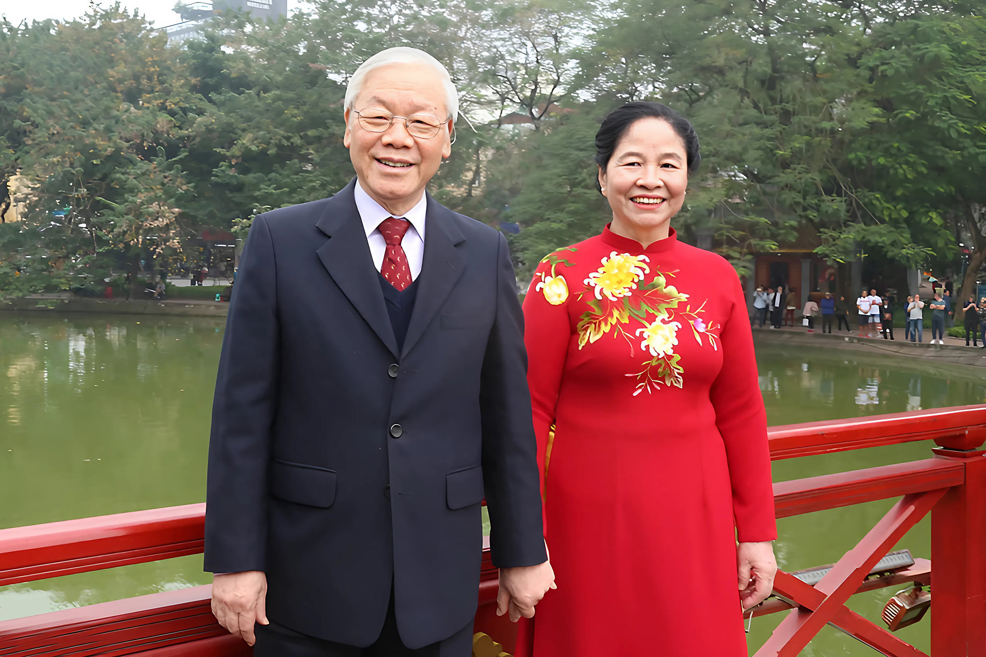 Tổng Bí thư Nguyễn Phú Trọng và phu nhân Ngô Thị Mận chụp hình lưu niệm trên cầu Thê Húc, sau khi thả cá chép theo phong tục truyền thống tại hồ Hoàn Kiếm, Hà Nội, khi tham dự Chương trình Xuân Quê hương năm 2019. Ảnh: Quang Vinh