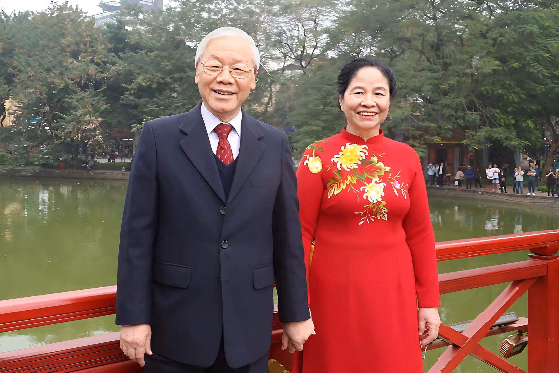 Tổng Bí thư Nguyễn Phú Trọng và phu nhân Ngô Thị Mận chụp hình lưu niệm trên cầu Thê Húc, sau khi thả cá chép theo phong tục truyền thống tại hồ Hoàn Kiếm, Hà Nội, khi tham dự Chương trình Xuân Quê hương năm 2019. Ảnh: Quang Vinh