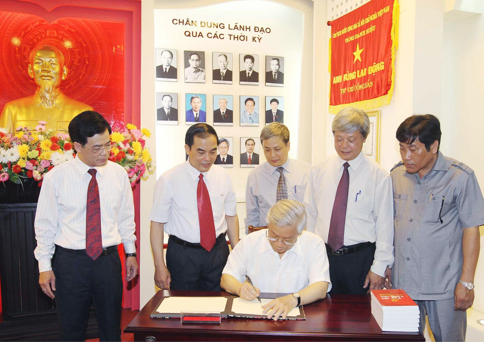 Tổng Bí thư Nguyễn Phú Trọng viết lưu bút tại Phòng truyền thống Tạp chí Cộng sản, ngày 9/6/2012. Ảnh: Tạp chí Cộng sản