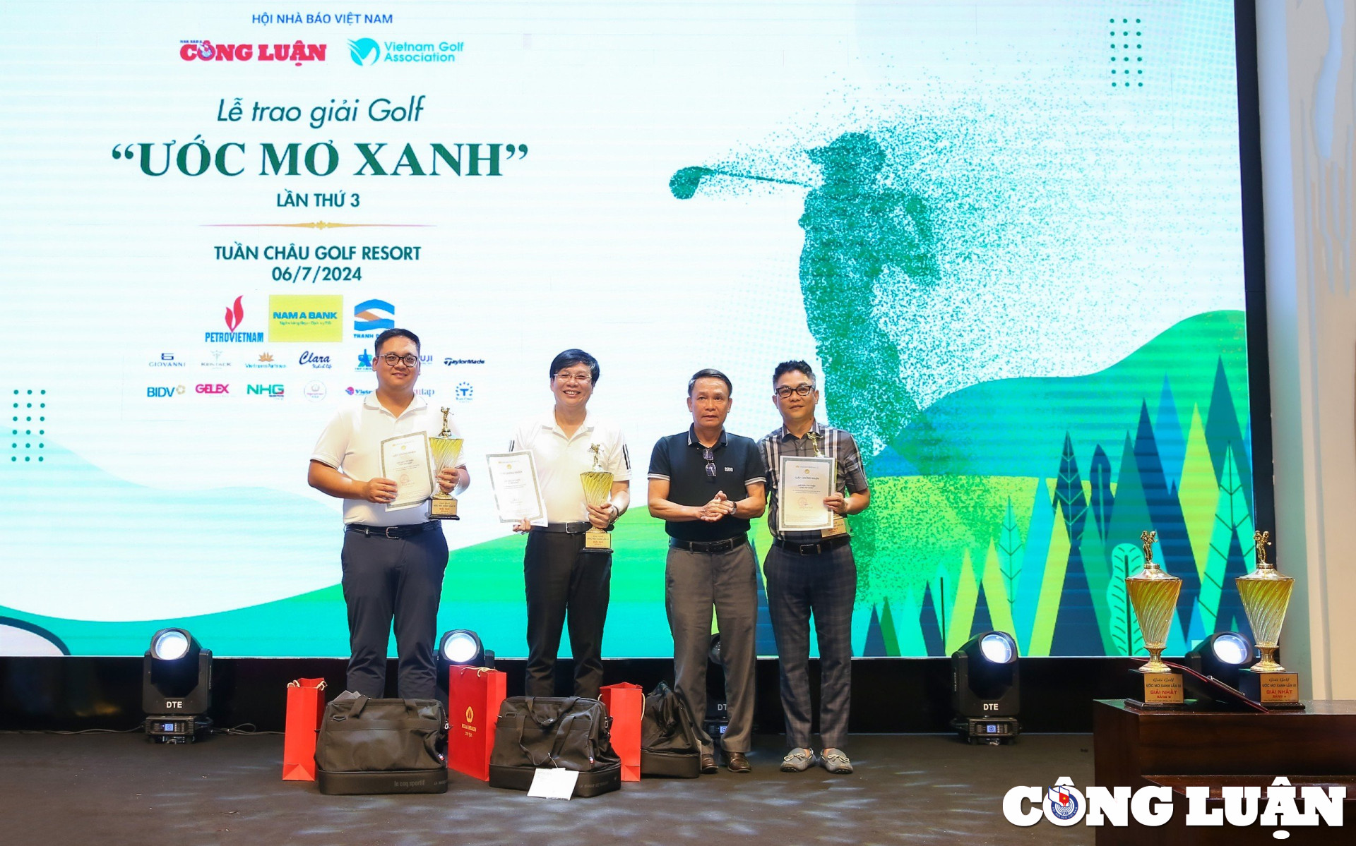 Ông Nguyễn Đức Lợi, Phó Chủ tịch Thường trực Hội Nhà báo Việt Nam, trao giải Nhì cho các golfer đạt giải