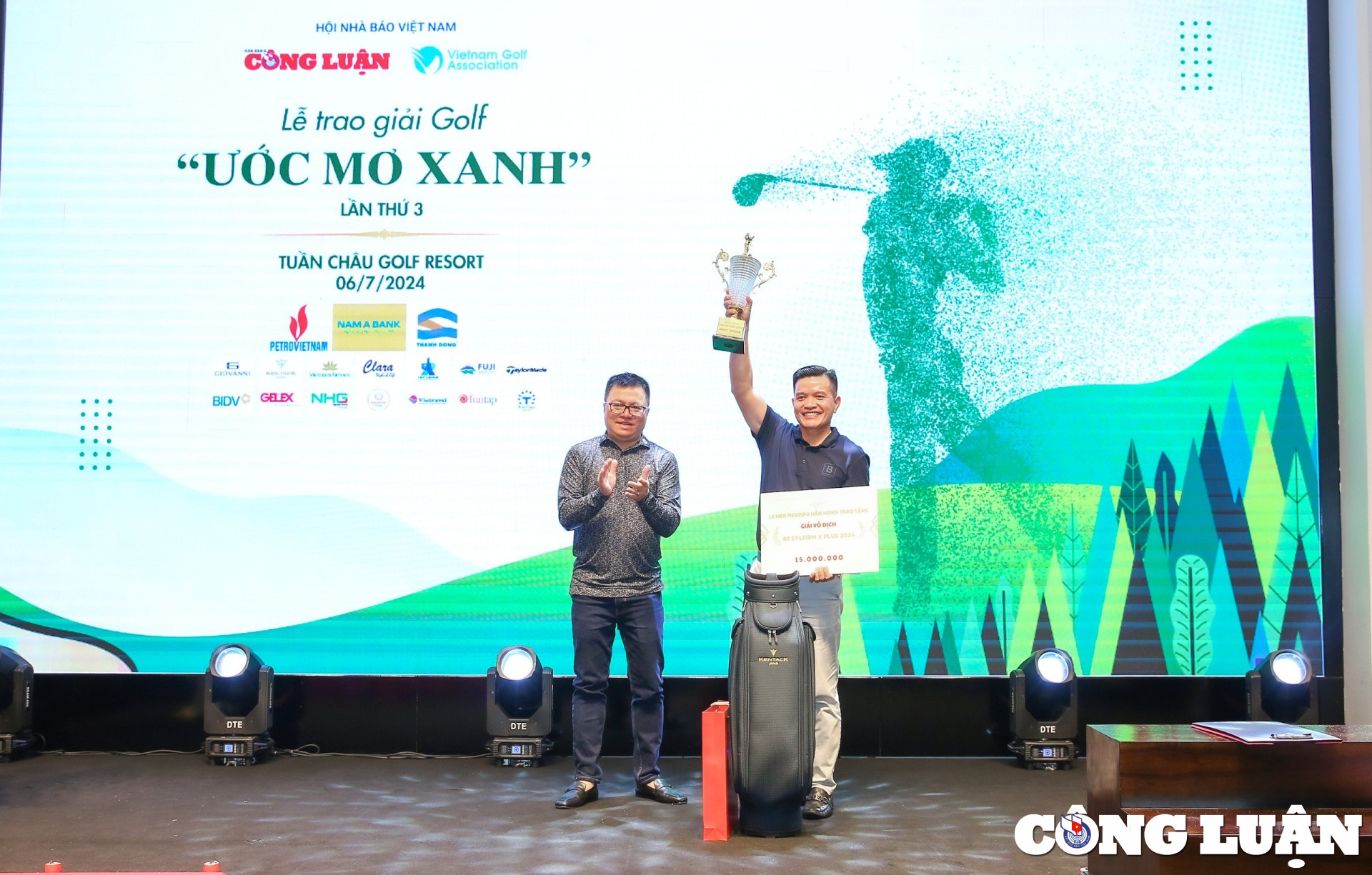 Ông Lê Quốc Minh trao giải Best Gross cho golfer Đào Tiến Dương