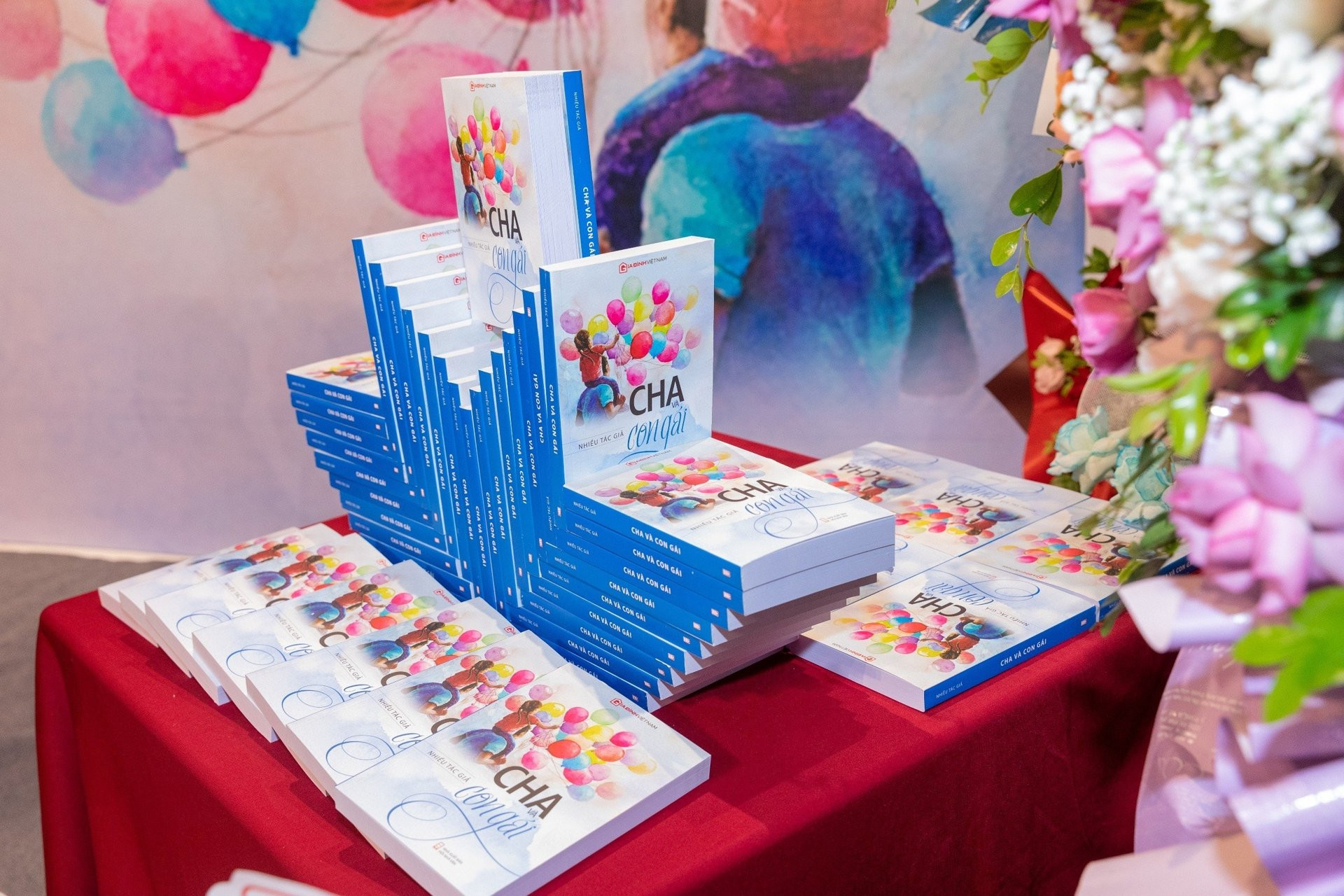 Sách Cha và con gái do Tạp chí Gia Đình Việt Nam và Nhà Xuất bản Hội Nhà văn xuất bản