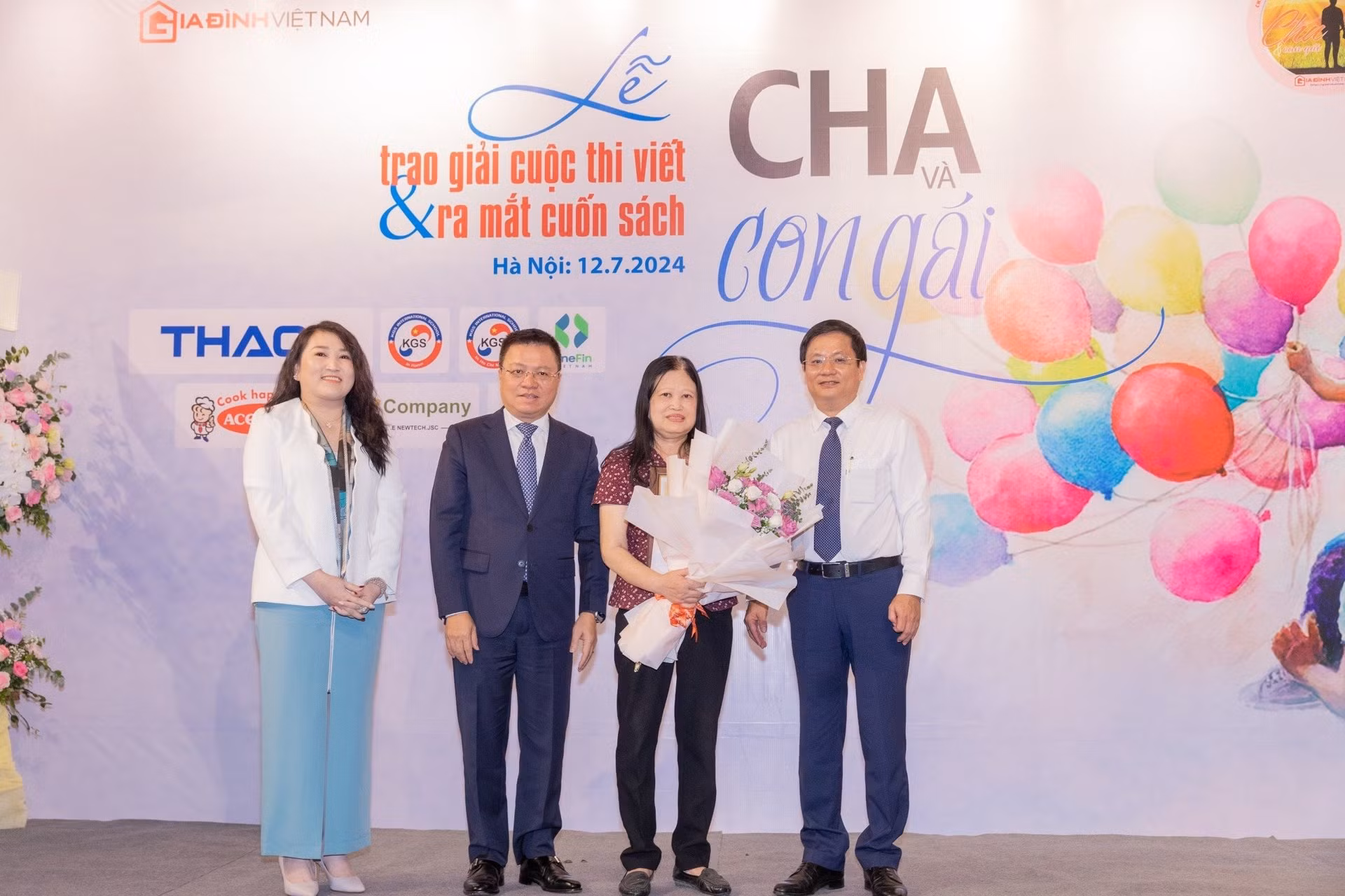 Ban tổ chức trao giải Nhất cho tác giả PGS. TS Lưu Khánh Thơ