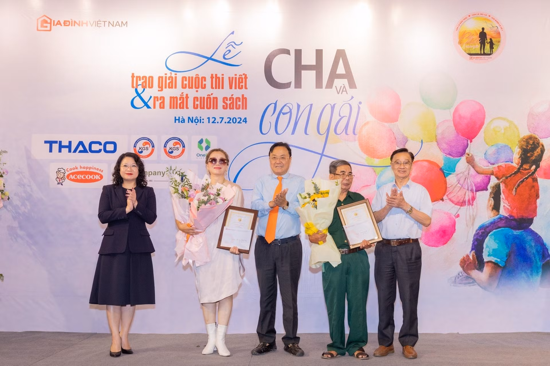 Ban tổ chức trao giải cho các tác giải đoạt giải Ba