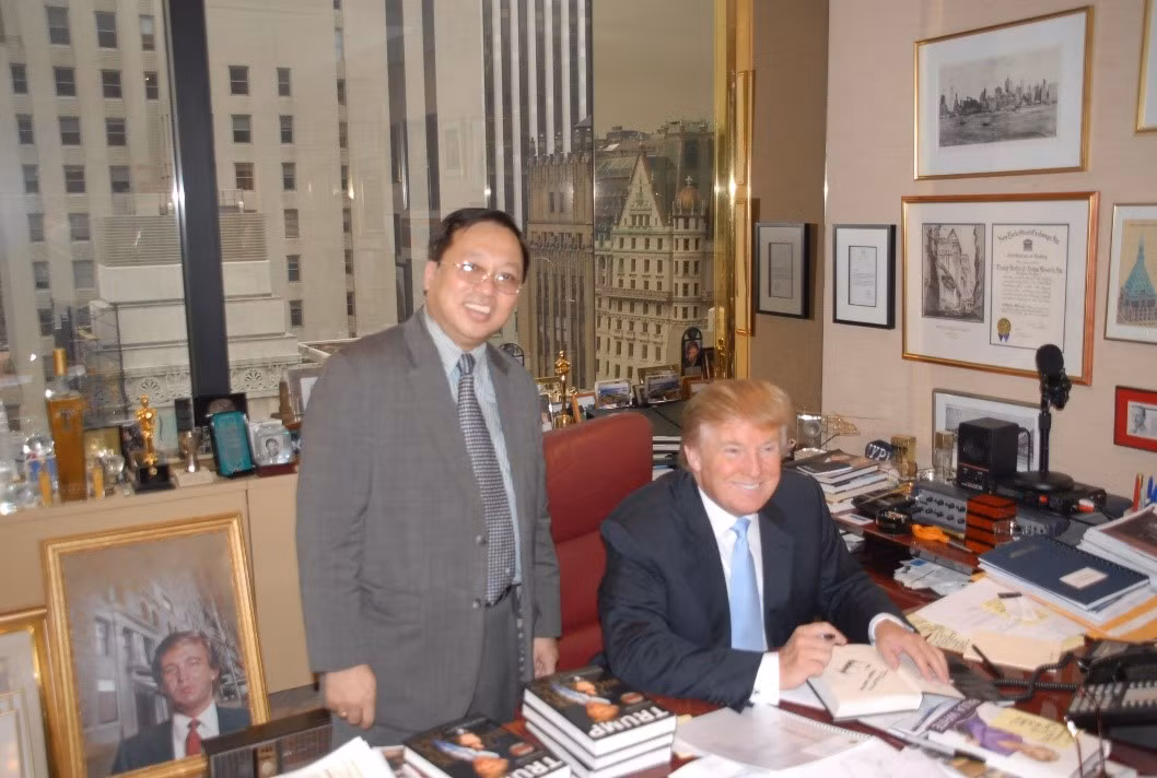 Cựu Tổng thống Trump ký tặng sách cho GS Hà Tôn Vinh