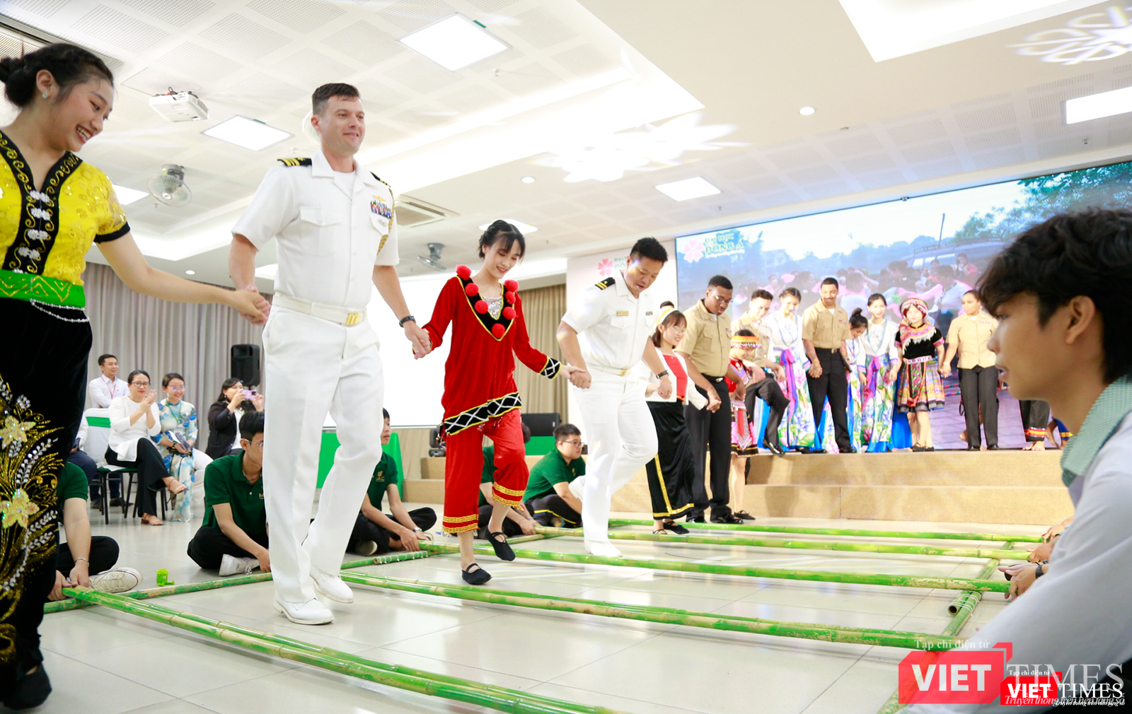 vt_ giao luu uss ronald reagan 9.png