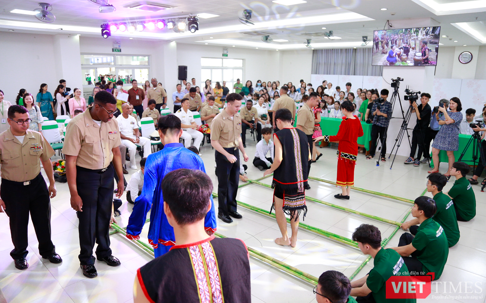 vt_ giao luu uss ronald reagan 10.png