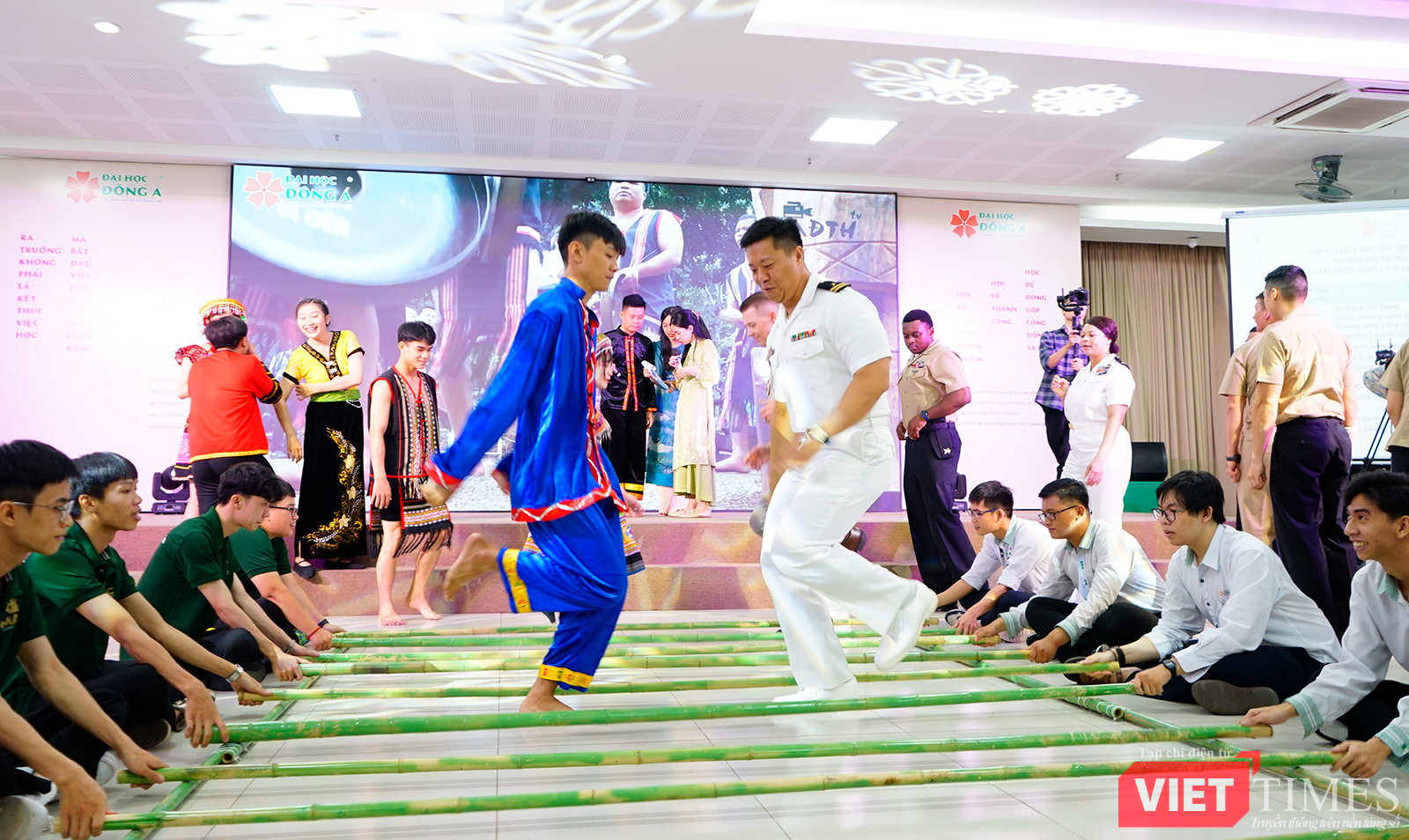 vt_ giao luu uss ronald reagan 16.png