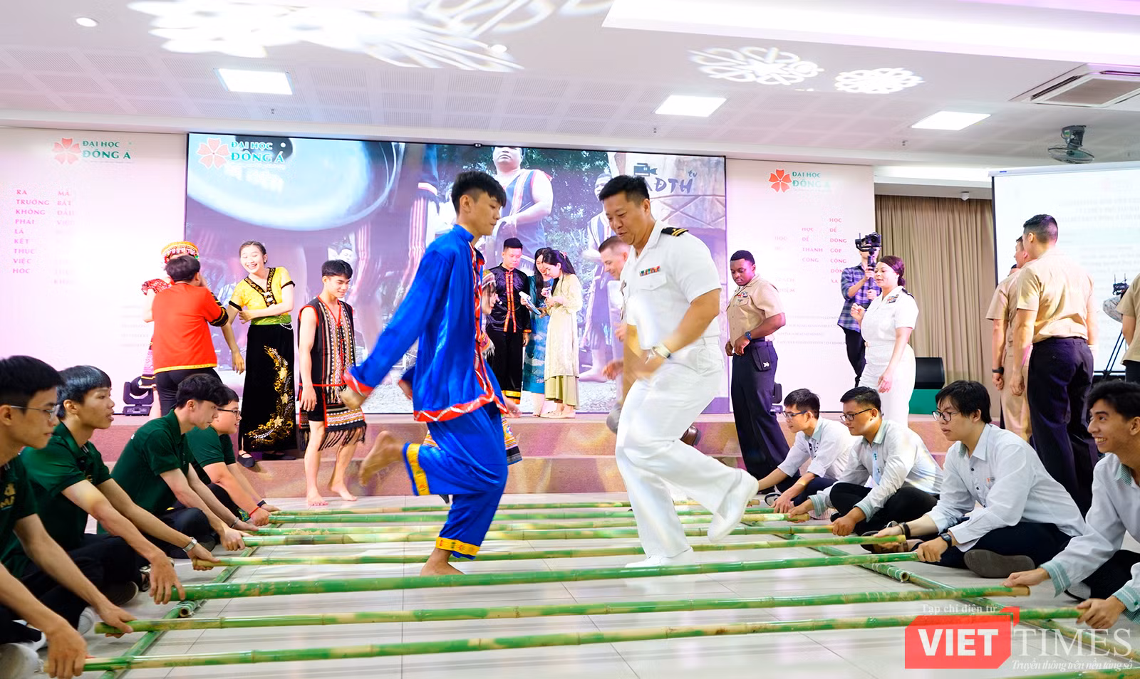 vt_ giao luu uss ronald reagan 16.png