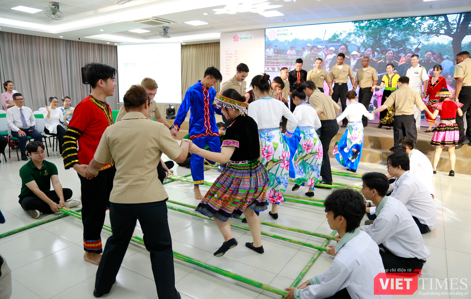 vt_ giao luu uss ronald reagan 8.png