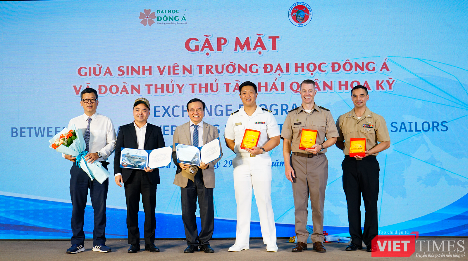 vt_ giao luu uss ronald reagan 15.png