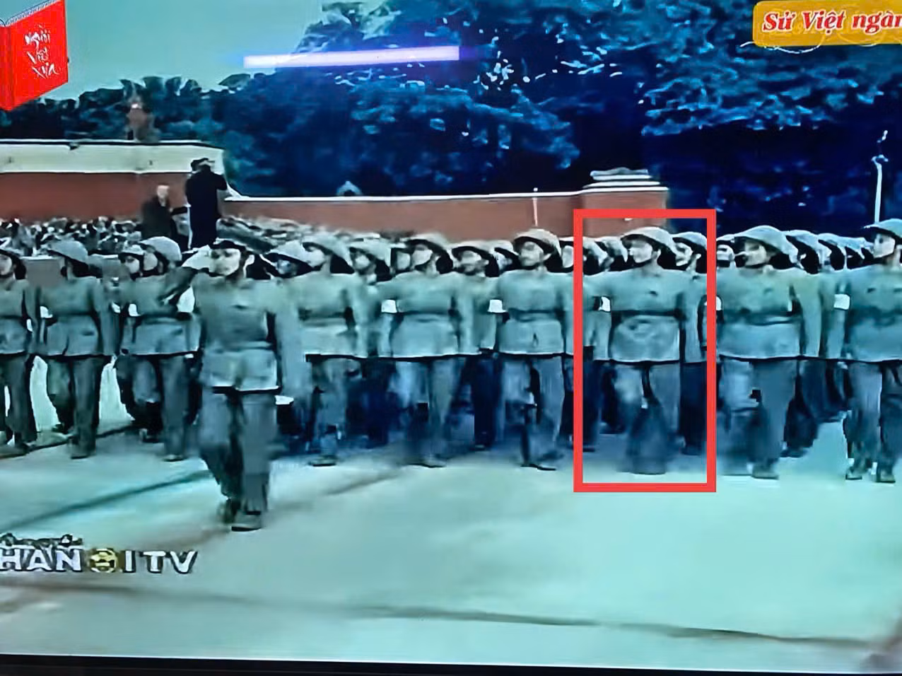 Bà Quế Anh trong khối Quân y tham gia duyệt binh tại Quảng trường Ba Đình ngày 1/1/1955. Ảnh: Chụp từ phim tài liệu