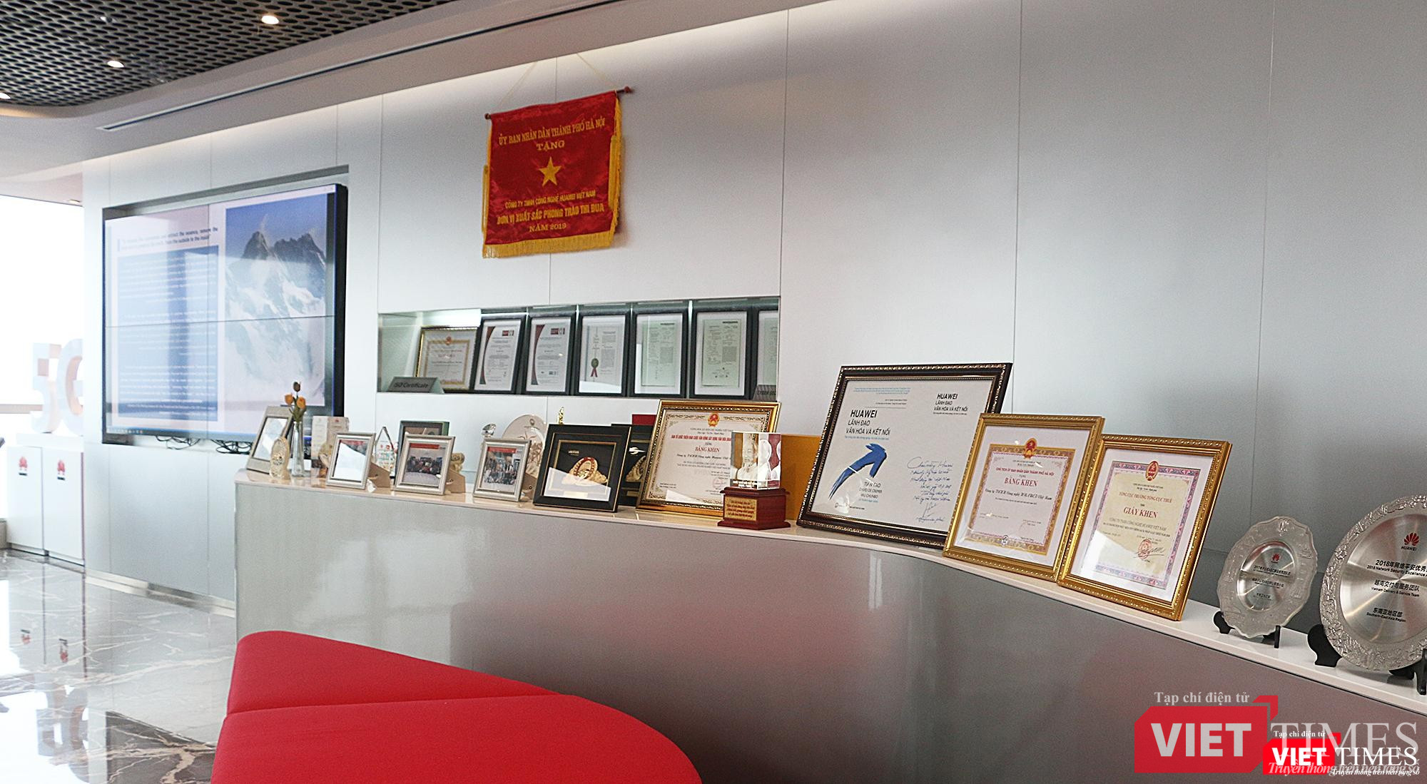 Bằng khen và các giải thưởng mà Huawei đã nhận được trong 24 năm hoạt động tại Việt Nam Bằng khen và các giải thưởng mà Huawei đã nhận được trong 24 năm hoạt động tại Việt Nam