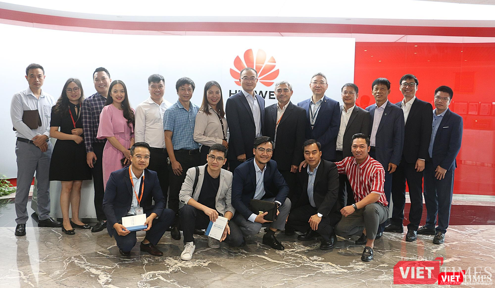 CEO Huawei Việt Nam chụp ảnh cùng các giám đốc doanh nghiệp thành viên VDCA CEO Huawei Việt Nam chụp ảnh cùng các giám đốc doanh nghiệp thành viên VDCA