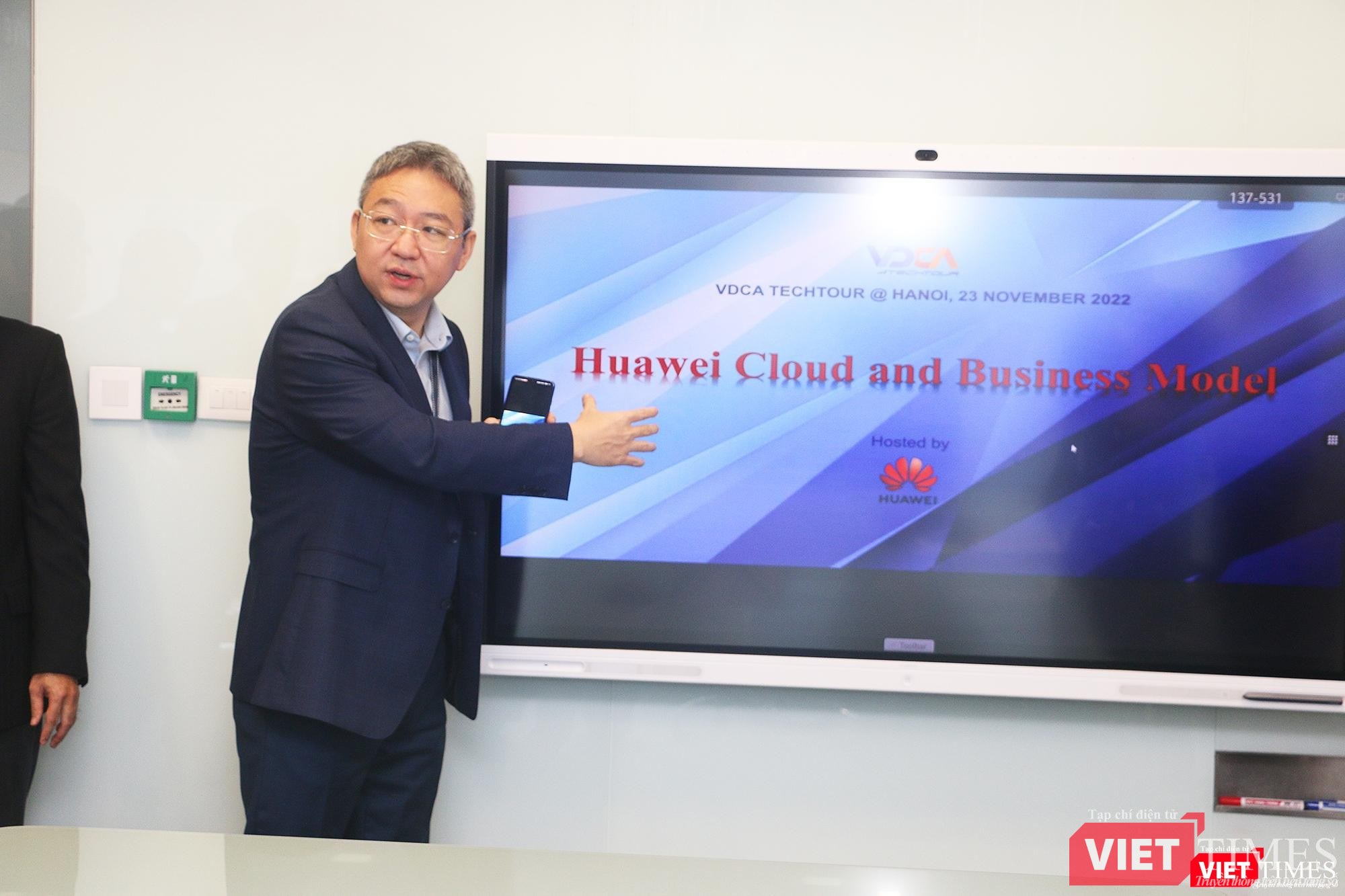 Ông Fang Yu - Phó TGĐ Huawei trình diễn công nghệ họp trực tuyến của tập đoàn Ông Fang Yu - Phó TGĐ Huawei trình diễn công nghệ họp trực tuyến của tập đoàn