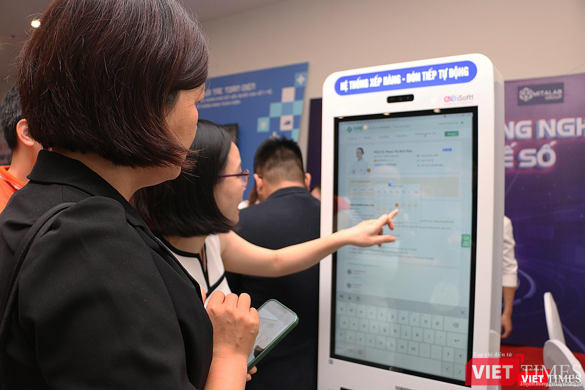 Hệ thống xếp hàng, đón tiếp tự động bệnh nhân