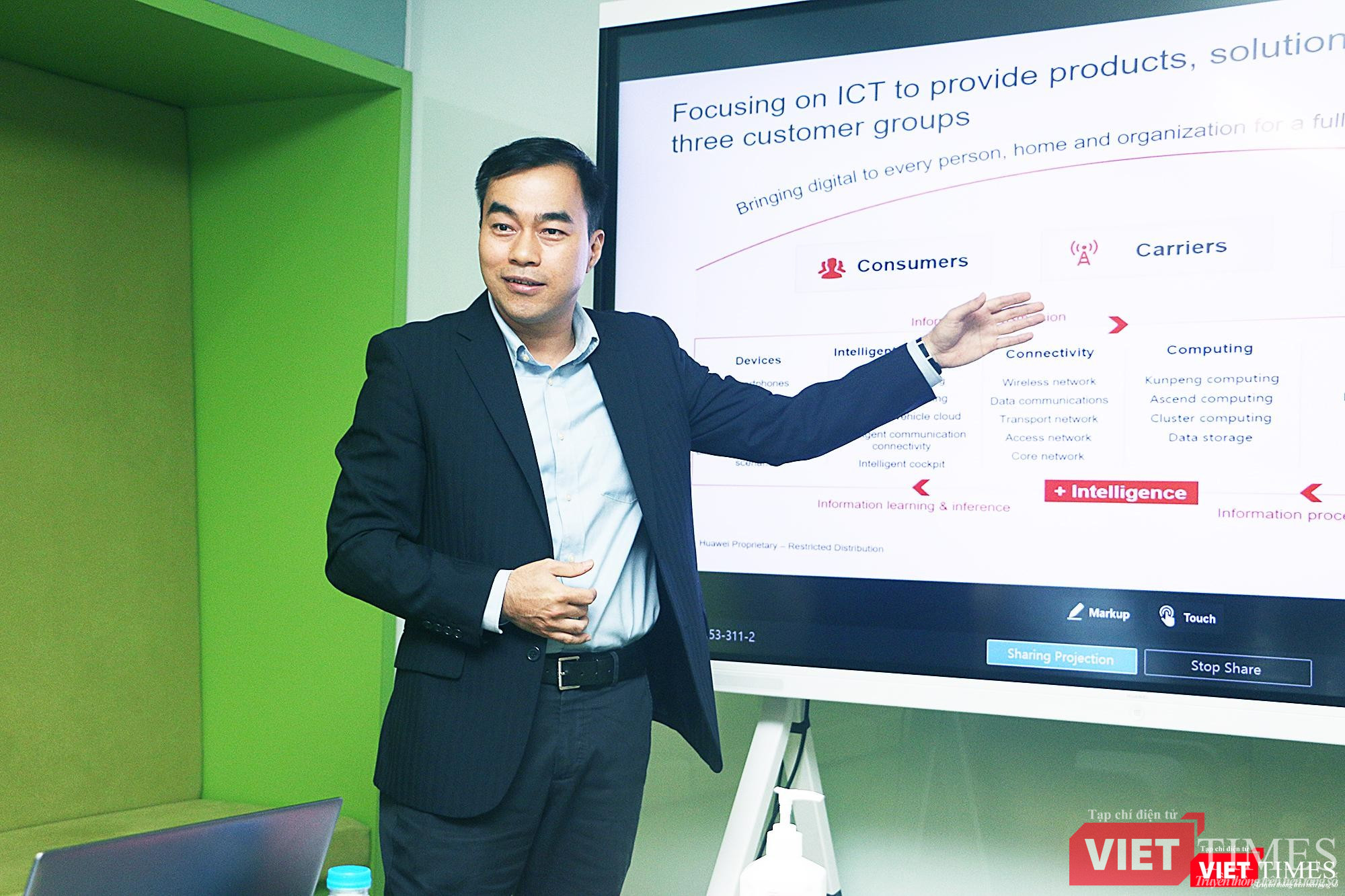 Ông Đặng Kim Long, Giám đốc đối ngoại Huawei giới thiệu các thành tựu của tập đoàn trong những năm qua Ông Đặng Kim Long, Giám đốc đối ngoại Huawei giới thiệu các thành tựu của tập đoàn trong những năm qua