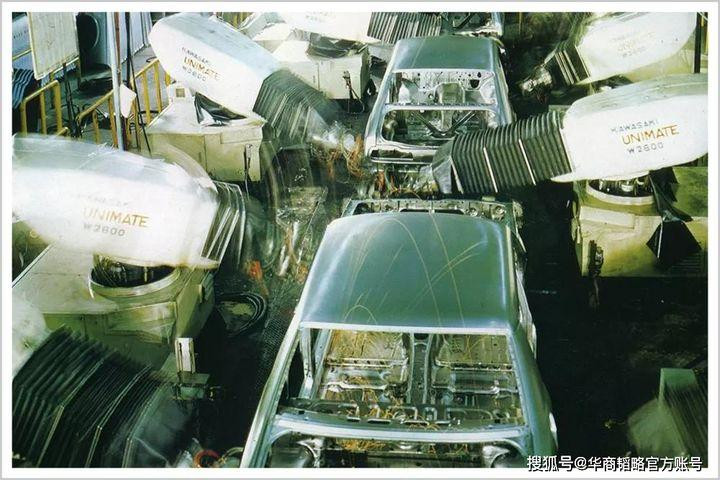 Năm 1980, robot công nghiệp của Kawasaki Heavy Industries được đưa vào dây chuyền sản xuất ô tô.