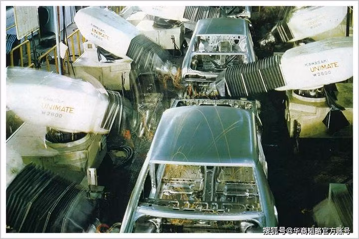 Năm 1980, robot công nghiệp của Kawasaki Heavy Industries được đưa vào dây chuyền sản xuất ô tô.