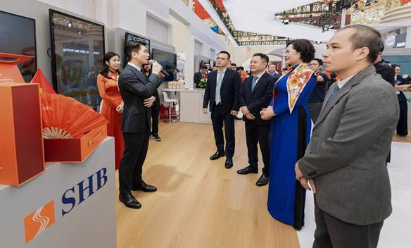 Phó chủ tịch HĐQT Đỗ Quang Vinh tự hào báo cáo các lãnh đạo NHNN hành trình hơn 32 năm SHB kiên tâm đồng hành cùng sự nghiệp phát triển của Đất nước.