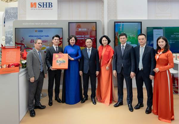 Ông Đỗ Quang Vinh - Phó CT HĐQT SHB đón tiếp Thống đốc NHNN Nguyễn Thị Hồng cùng Đoàn lãnh đạo NHNN tham quan gian hàng SHB tại triển lãm “80 năm Hành trình Độc lập – Tự do – Hạnh phúc”