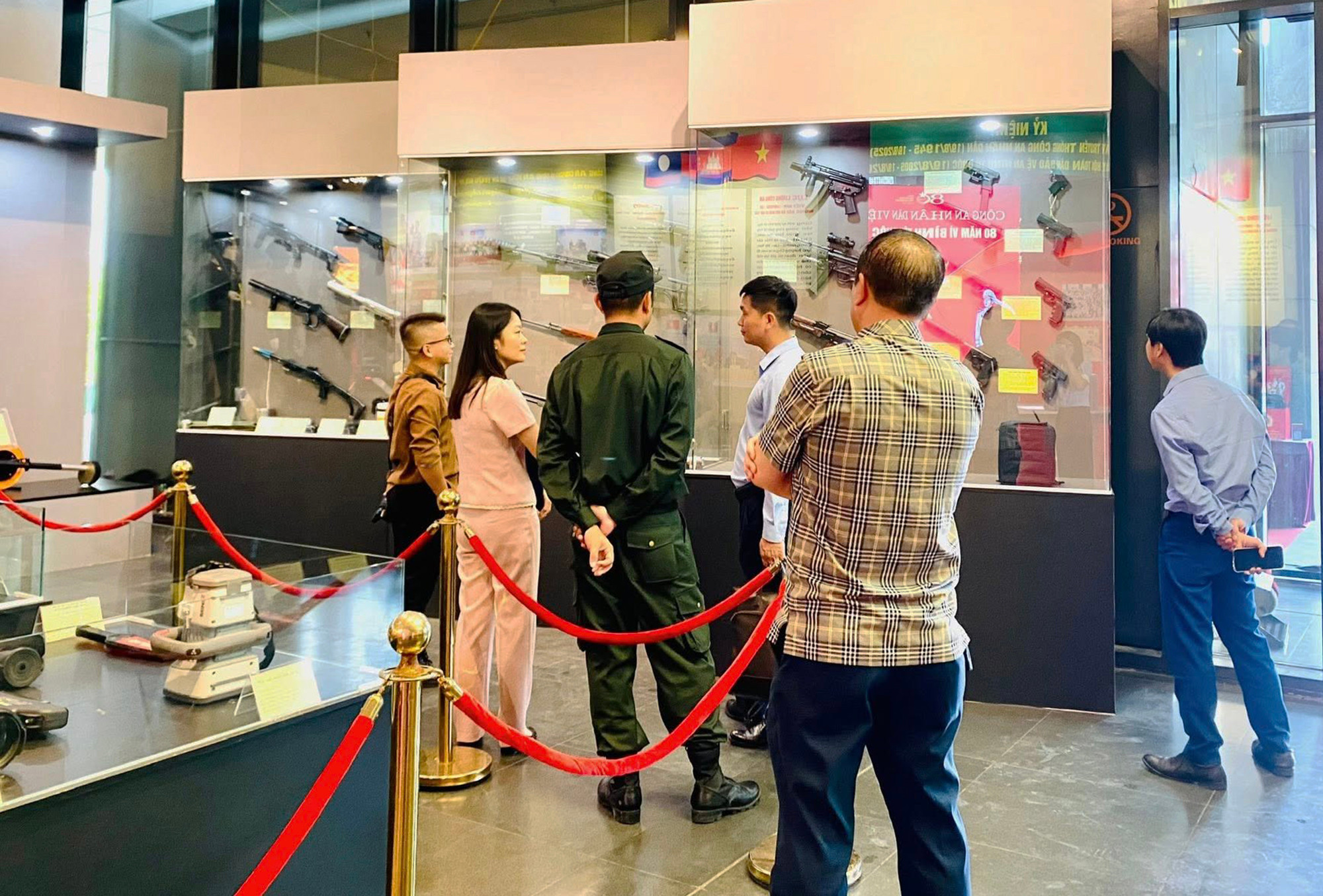 khach tham quan bao tang.jpg