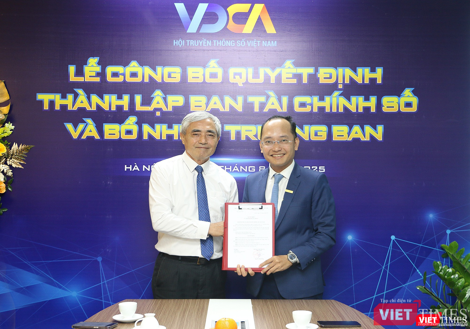 Chủ tịch VDCA Nguyễn Minh Hồng trao quyết định thành lập Ban Tài chính số và bổ nhiệm vị trí Trưởng ban cho ông Nguyễn Vĩnh Tuyên (bên phải)