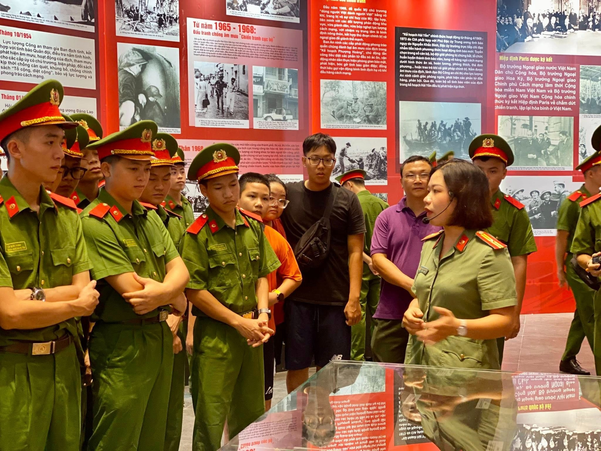 tham quan trien lam cong an nhan dan.jpg