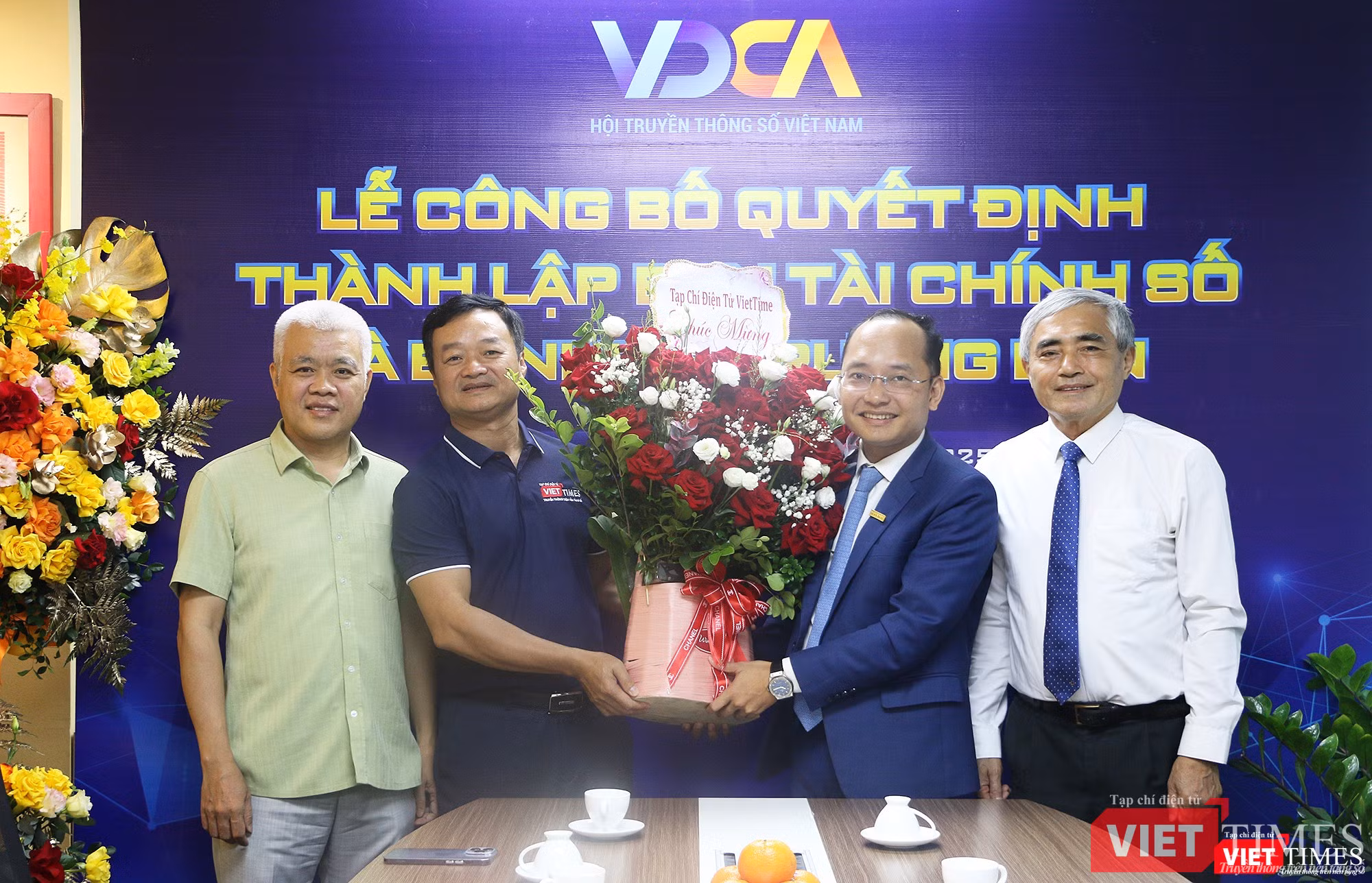 vt_viettimes tang hoa ong Tuyen.jpg