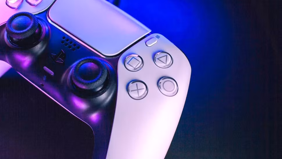 tay choi game PS 5 - Shutterstock.jpg