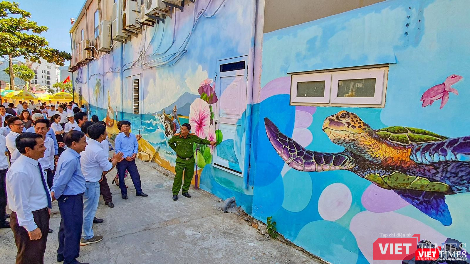 Một góc đường tranh bích hoạ làng chài Mân Thái