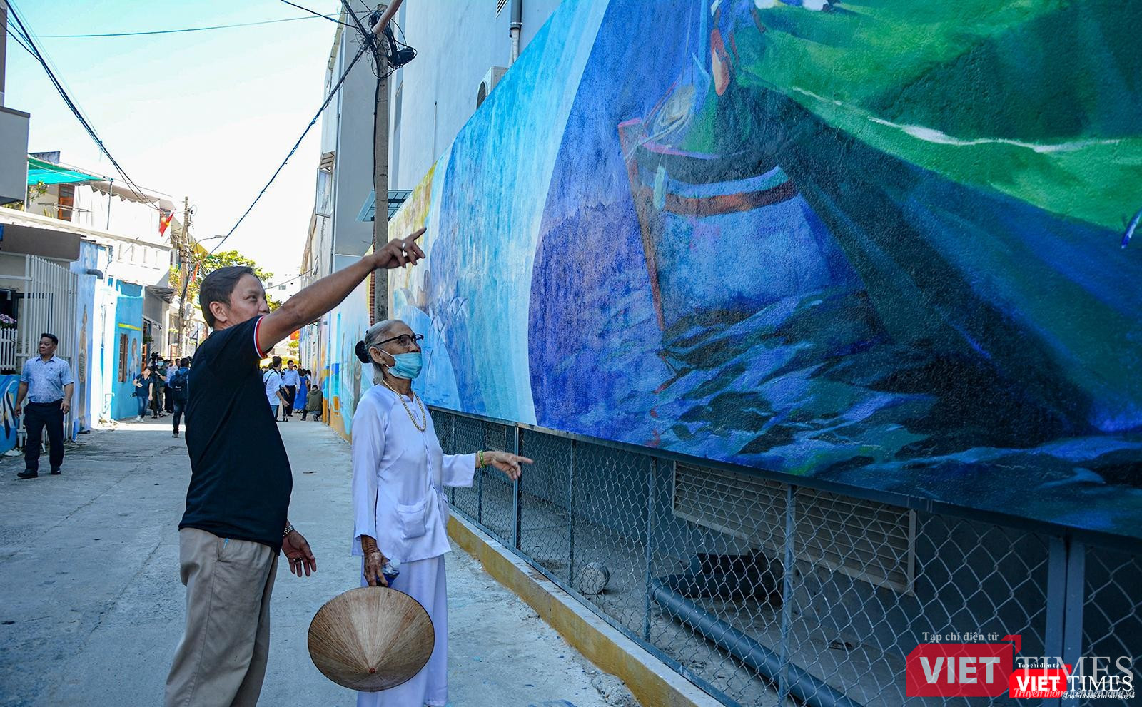 Người dân địa phương phấn khởi