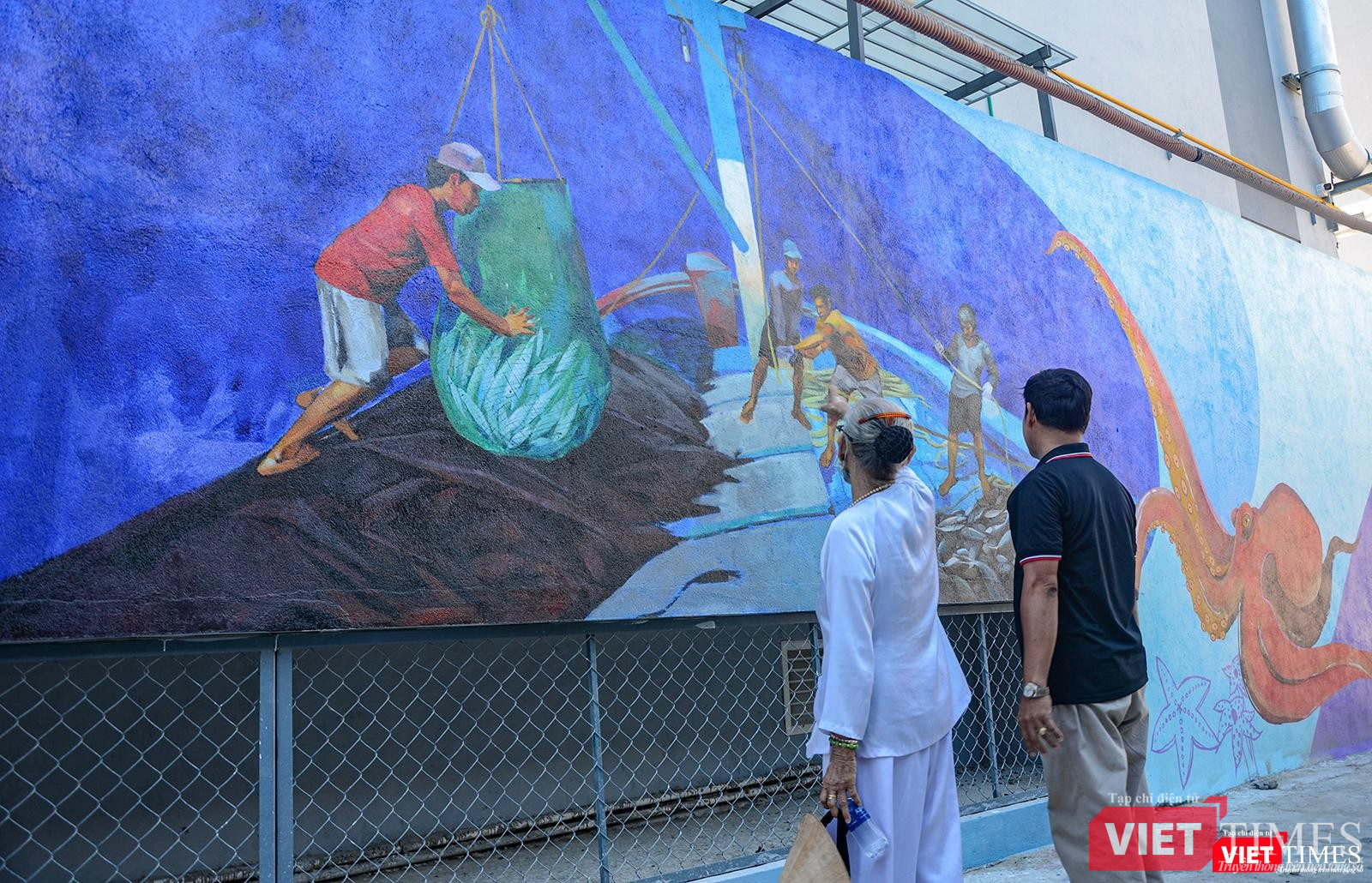 Người dân thích thú với các bức tranh trên tường nhà