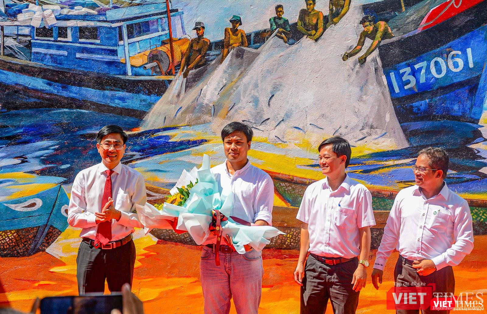 Đại diện lãnh đạo quận Sơn Trà tặng hoa cho các nghệ sĩ thực hiện đường tranh