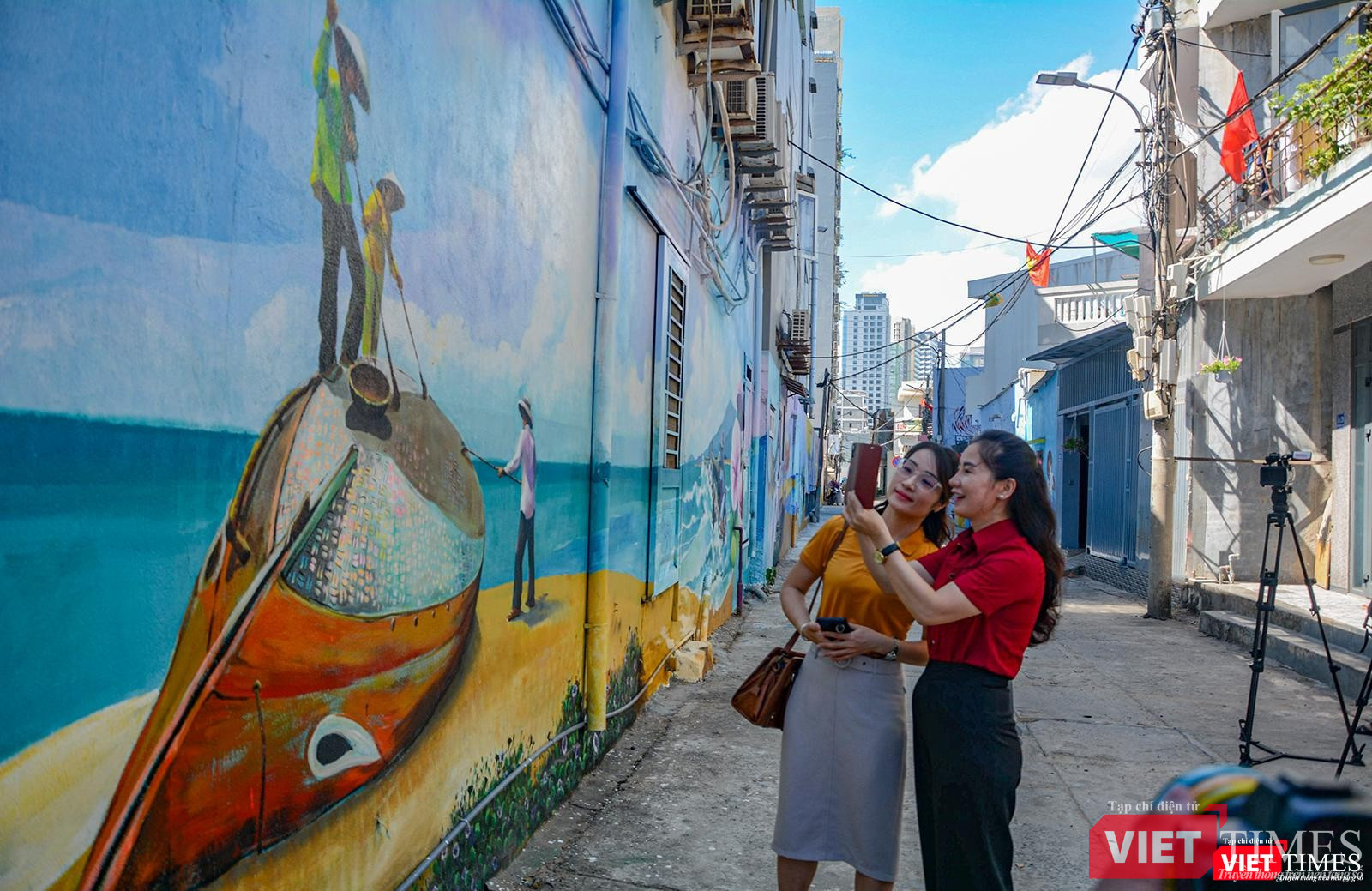 Du khách tranh thủ checkin đường tranh bích hoạ trong ngày khánh thành
