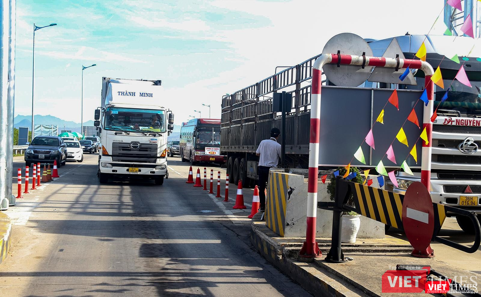 Đoàn xe xếp hàng qua trạm mỗi lúc một dài thêm