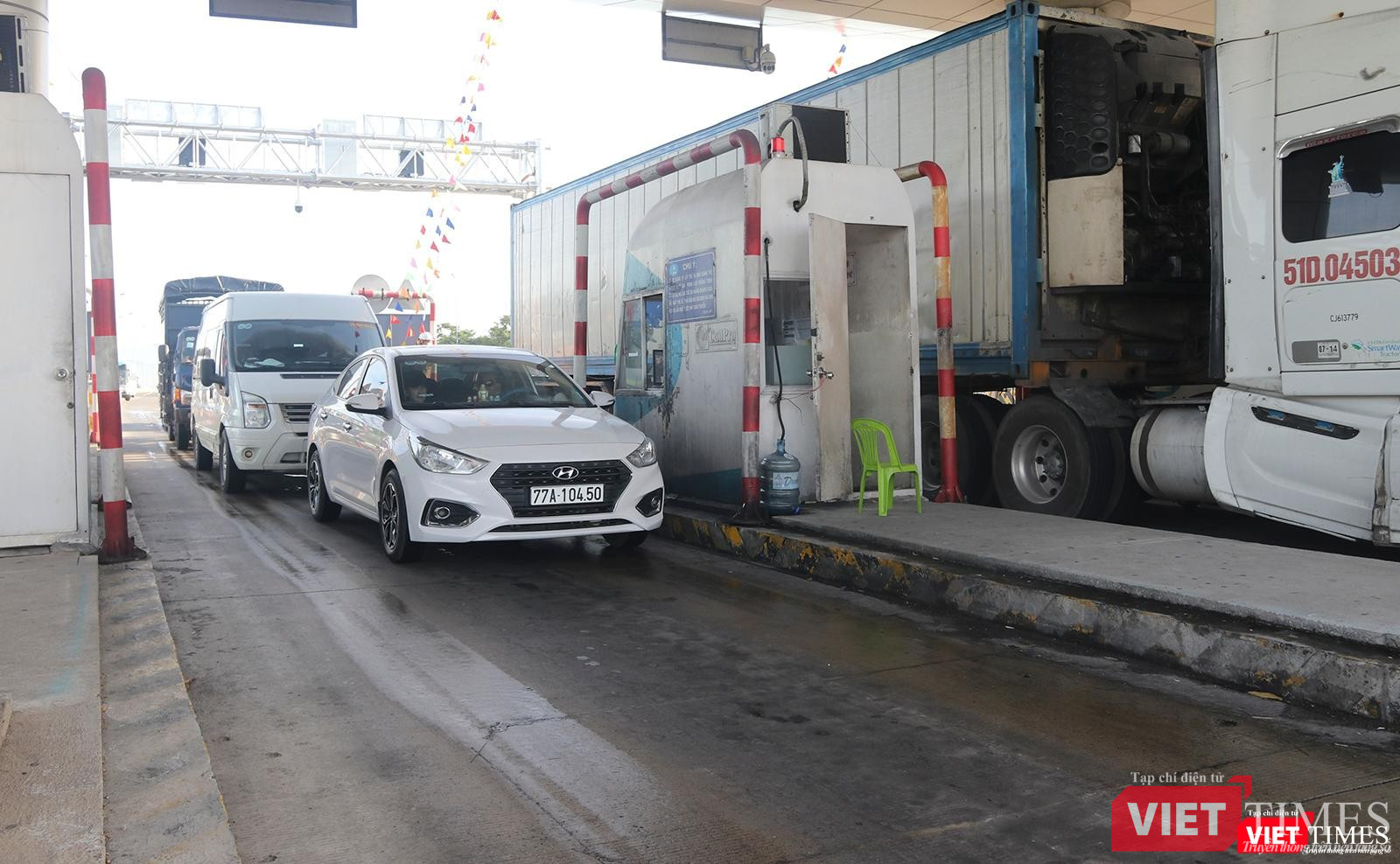 Phương tiện đi qua trạm thu phí Tuý Loan, dẫn vào cao tốc Đà Nẵng-Quảng Ngãi
