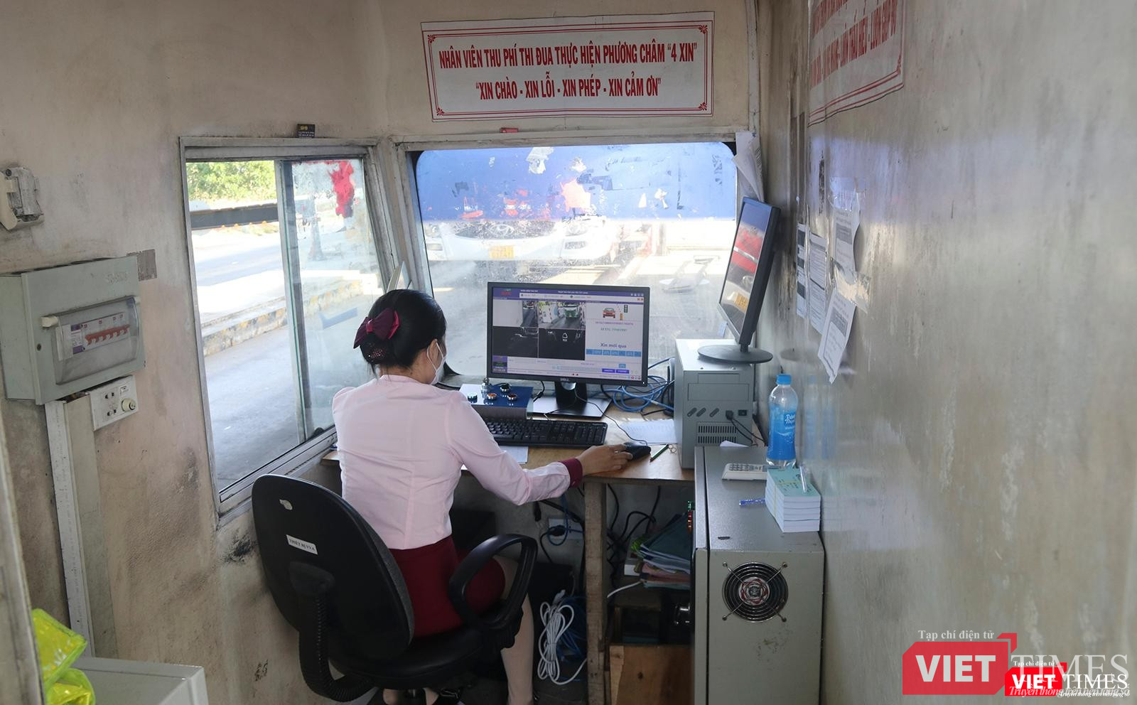 Bên trong cabin làn thu phí tự động