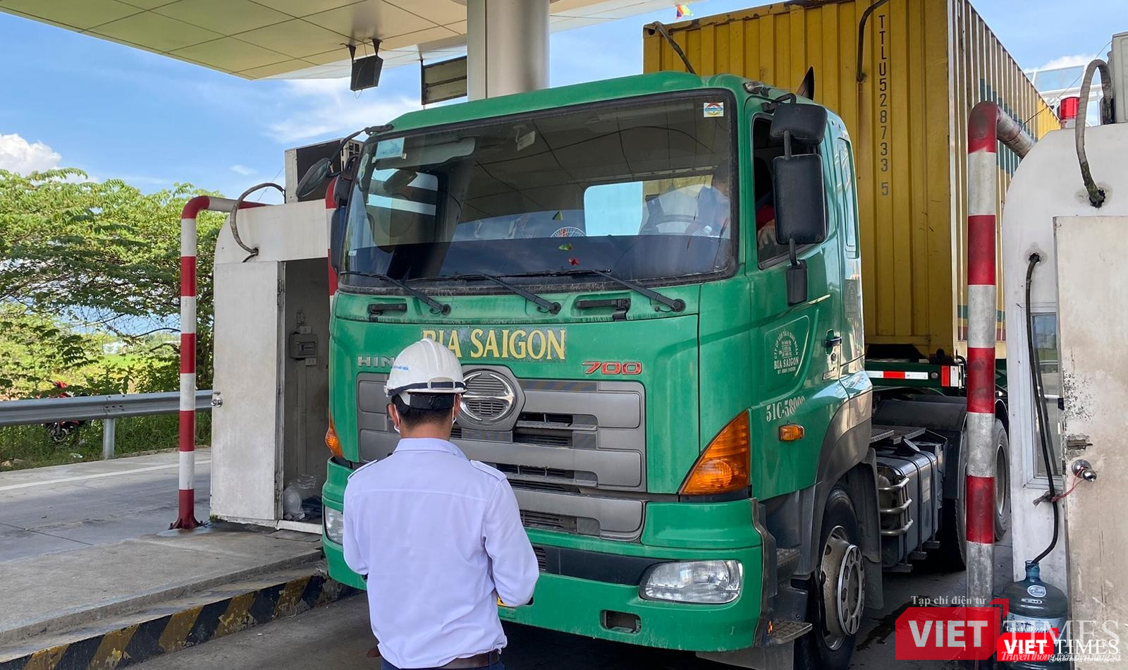 Nhân viên phải ra quét tem thủ công