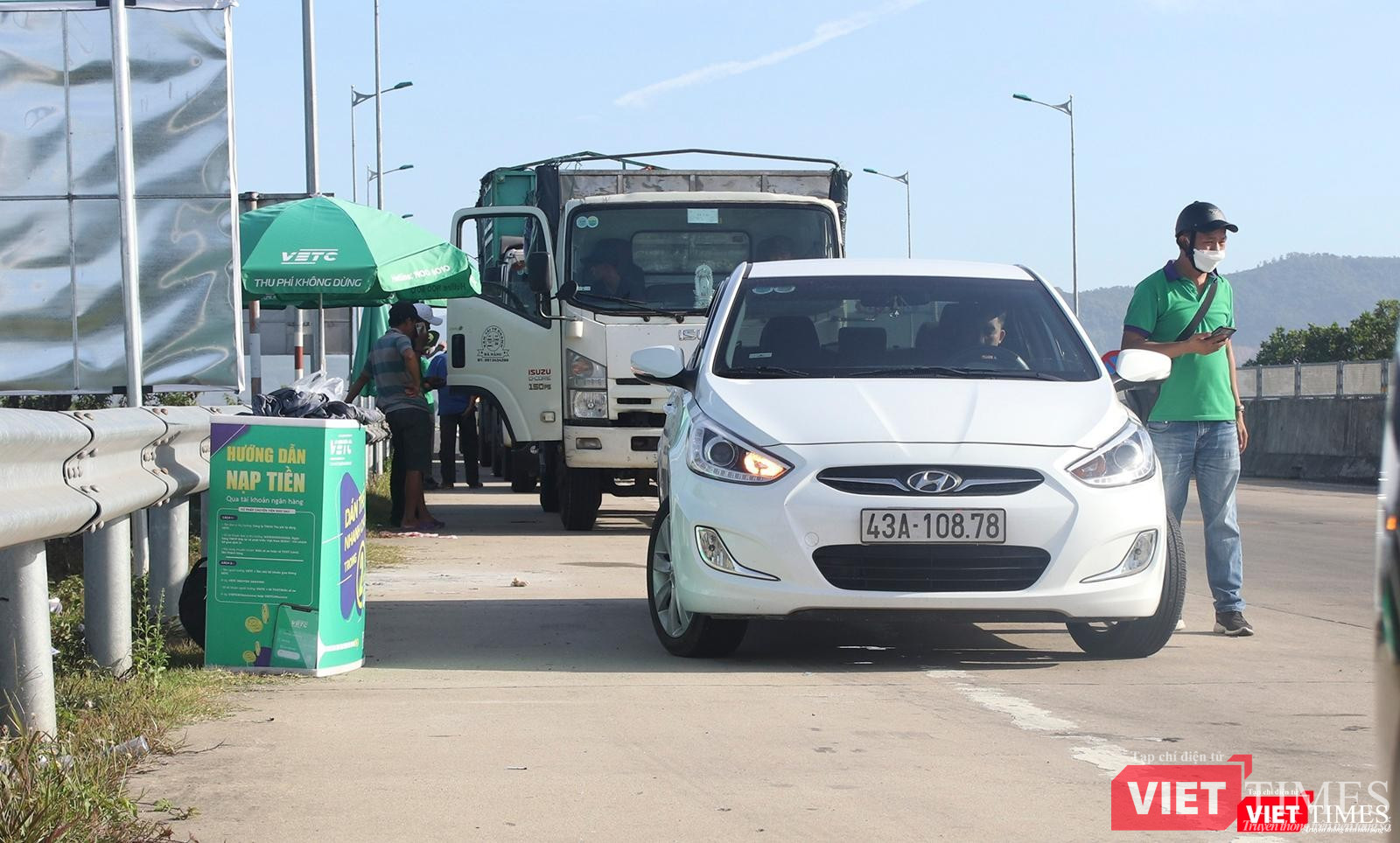 Để giảm tải, nhân viên phải quét thủ công từ xa