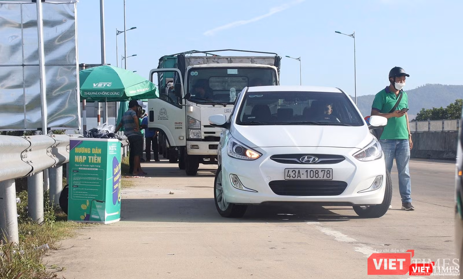 Để giảm tải, nhân viên phải quét thủ công từ xa